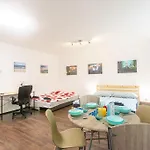 Cozy Basement Flat, Skyshowtime, 3 Minutes To Center